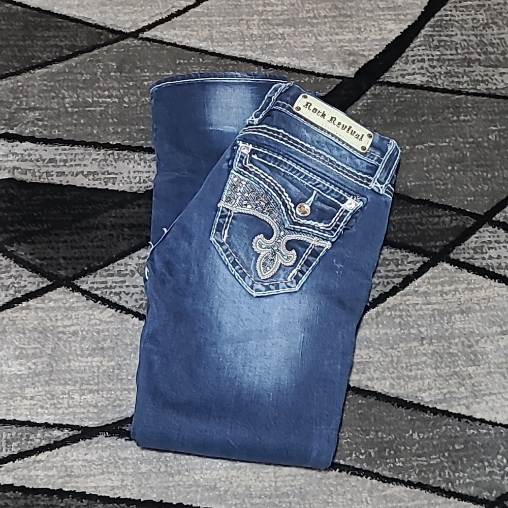 ROCK REVIVAL AVERY STUDDED RHINESTONES CAPRI DENIM JEAN